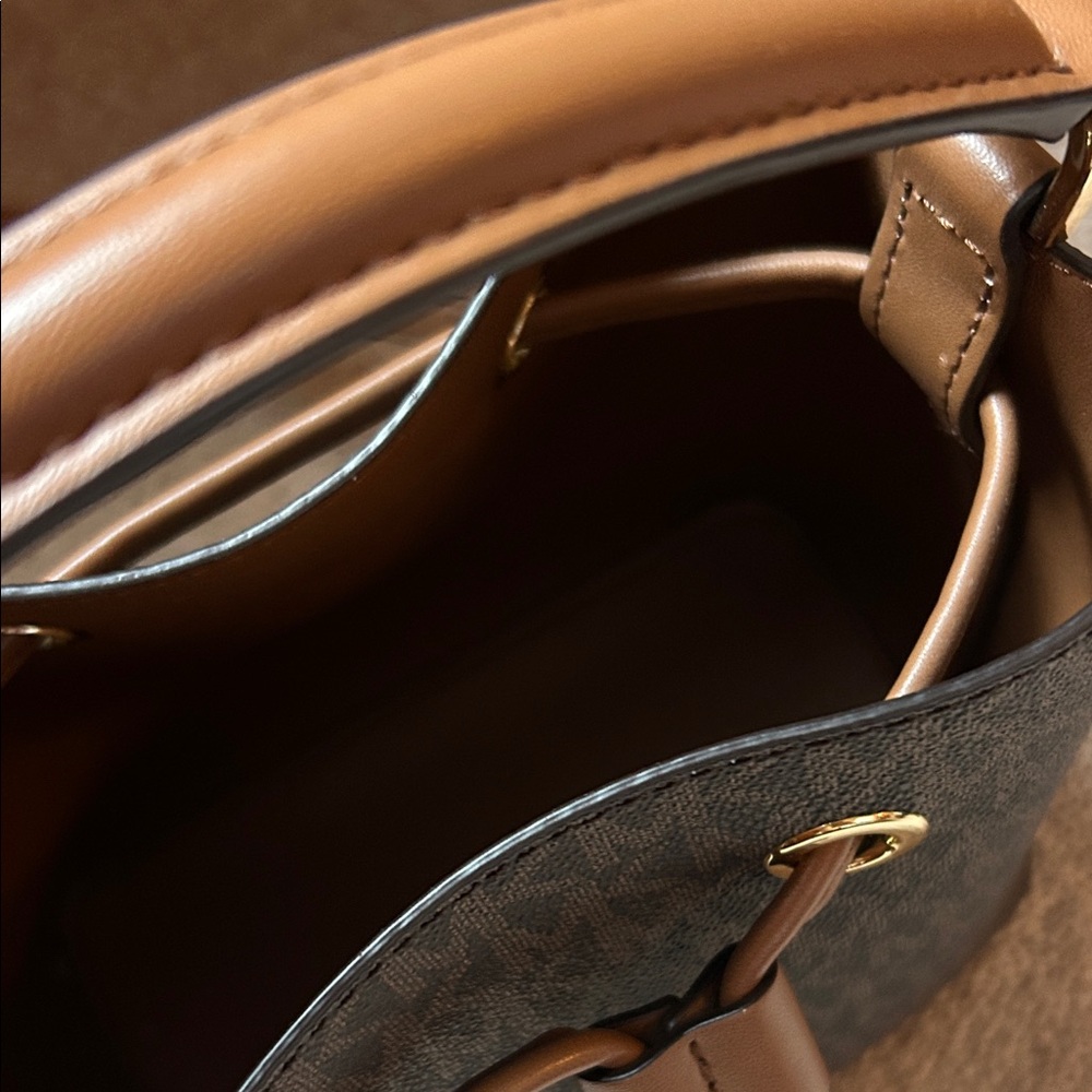 MICHAEL KORS bucket bag with wallet - Picture 5 of 11